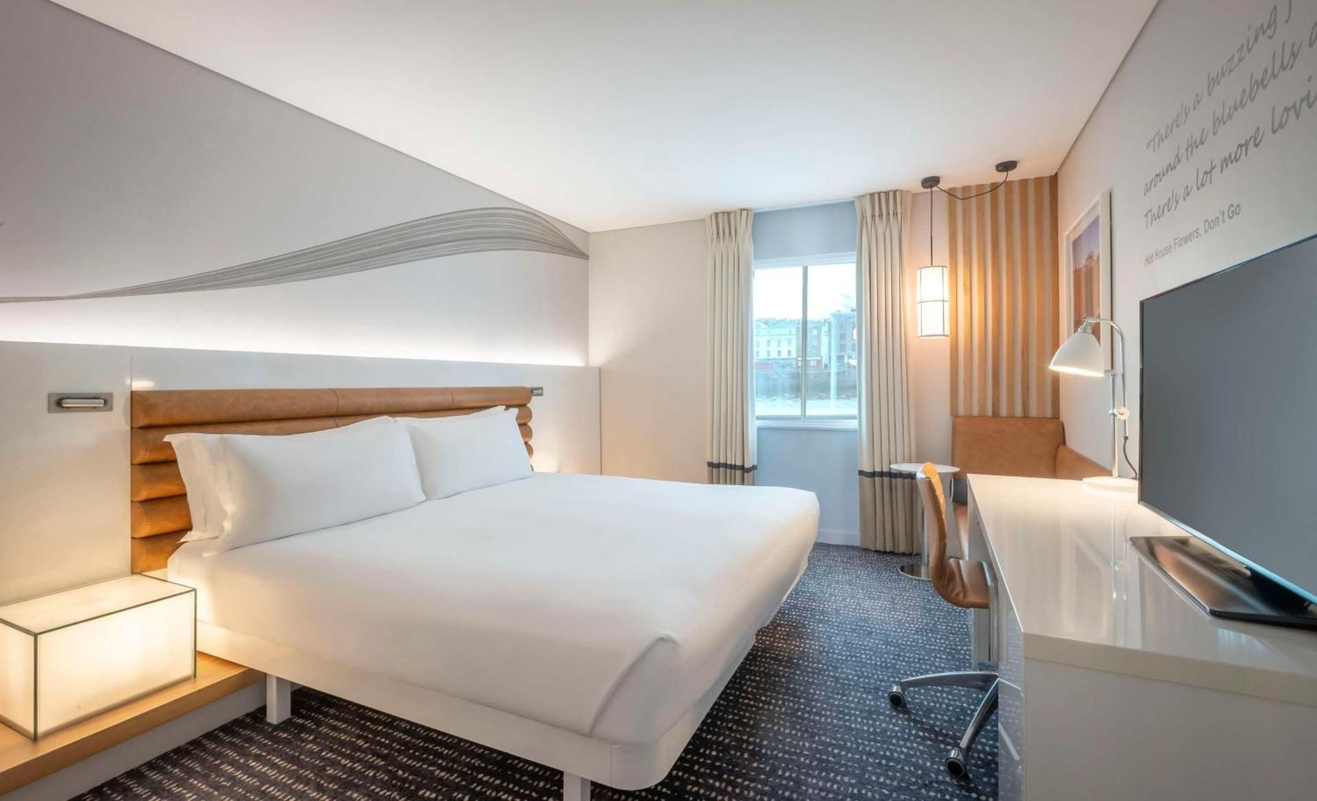 KING RIVER VIEW ROOM