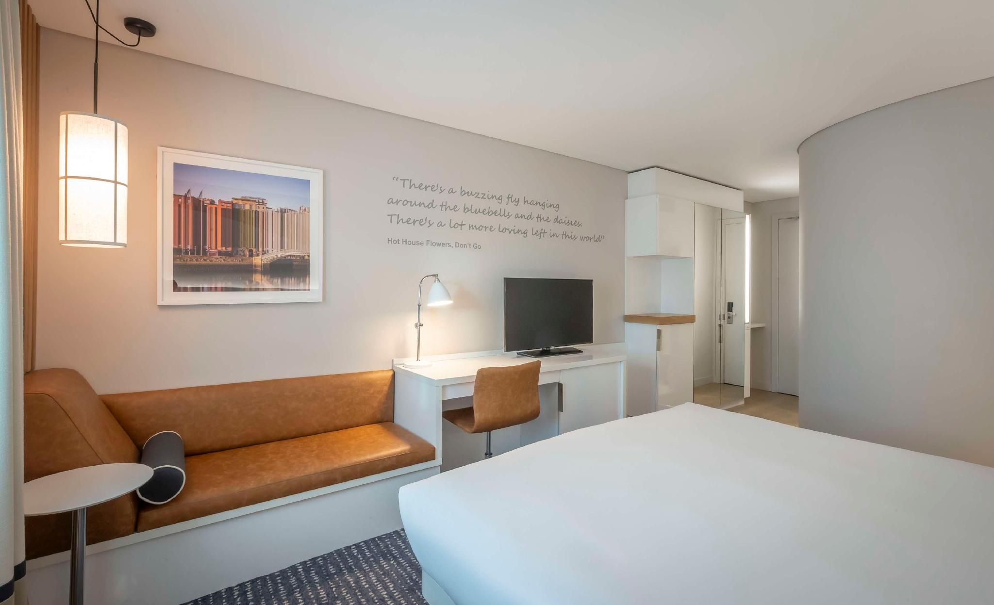 KING RIVER VIEW ROOM