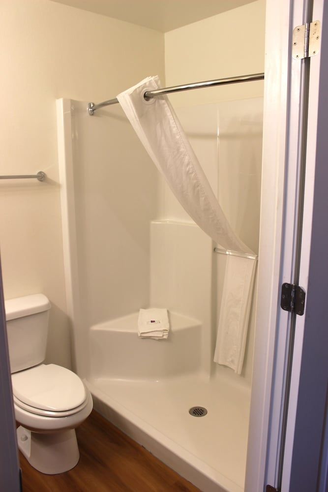 Motel 6 Rexburg, ID Standard Room, 2 Queen Beds, Non Smoking 5