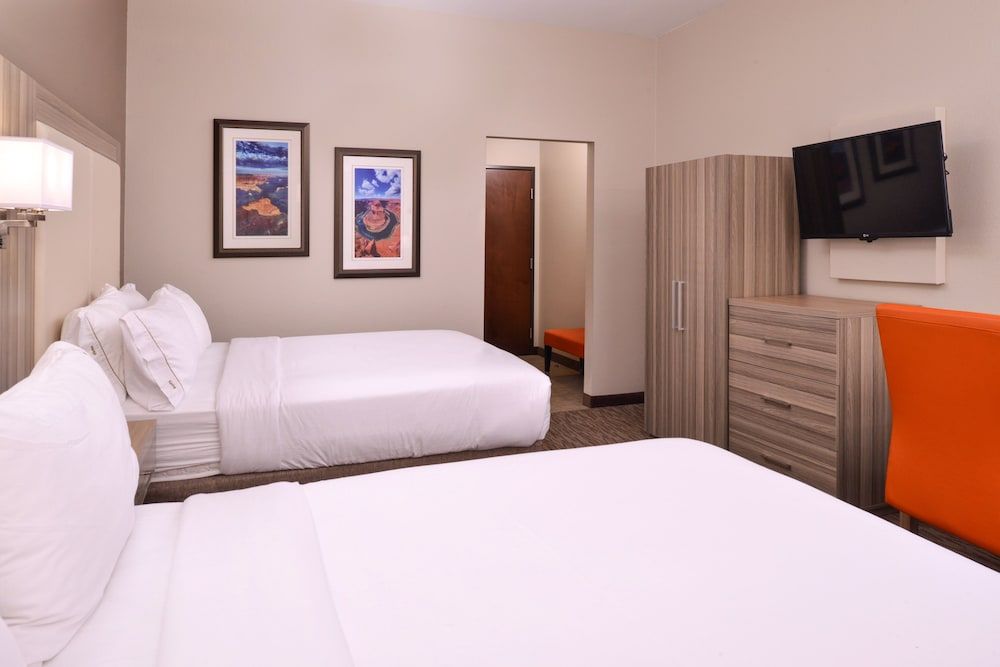 Holiday Inn Express & Suites Williams by IHG Standard Room, 2 Queen Beds 3