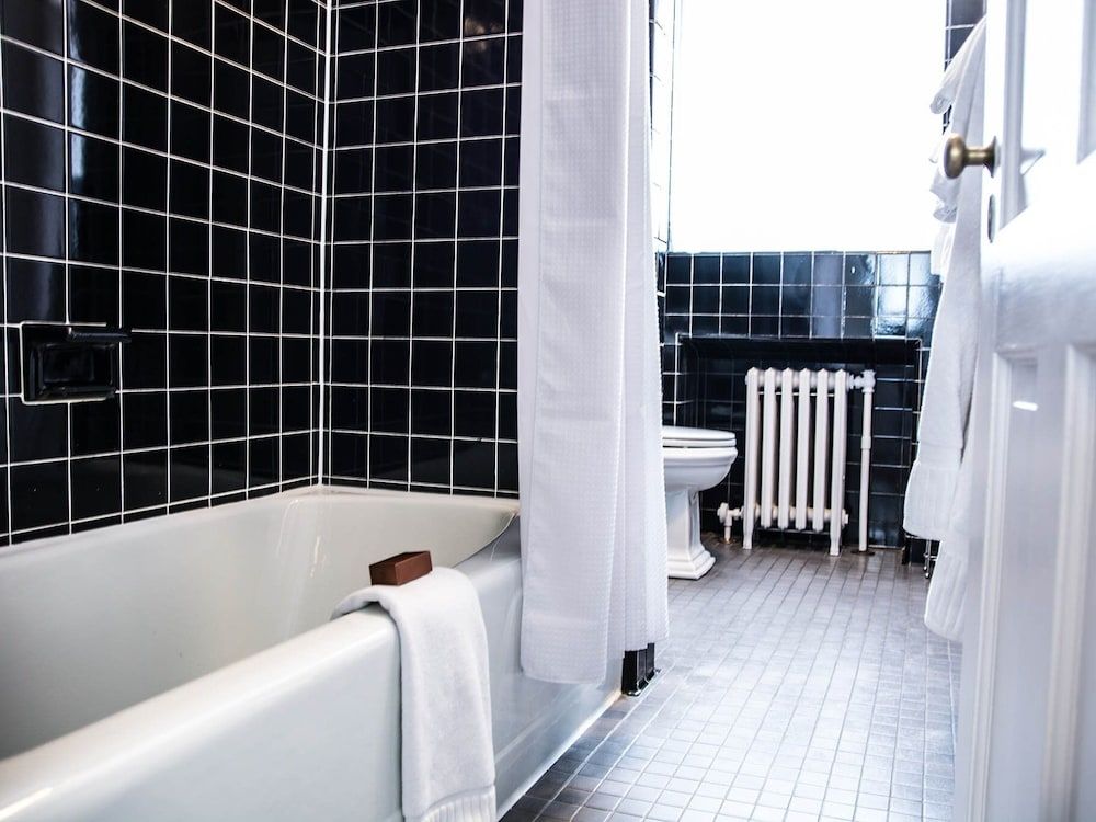 The Manor on Front Suite, Ensuite, Courtyard View (The Wilson) 4