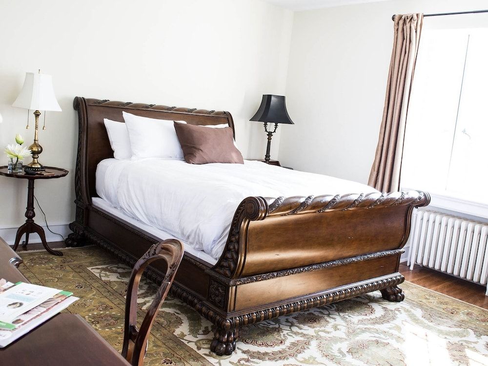 The Manor on Front Suite, Ensuite, River View (The Richey) 3