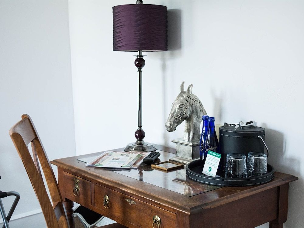 The Manor on Front Suite, Ensuite, Courtyard View (The Wilson) 5