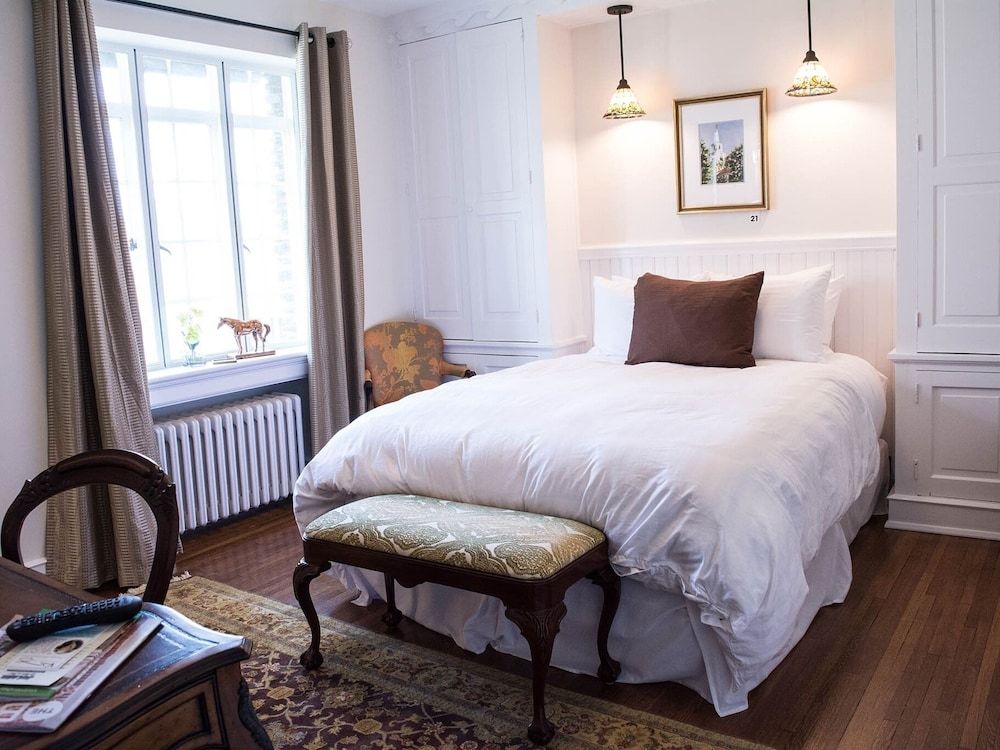 The Manor on Front Suite, Ensuite, River View (The Richey)