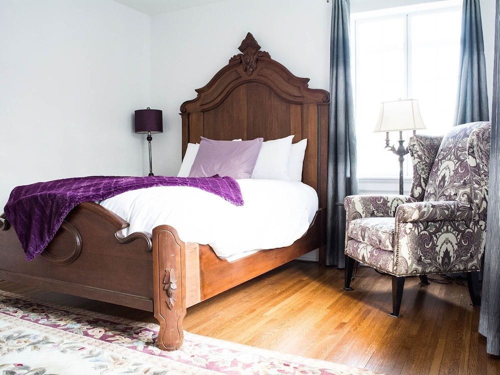 The Manor on Front Suite, Ensuite, Courtyard View (The Wilson)