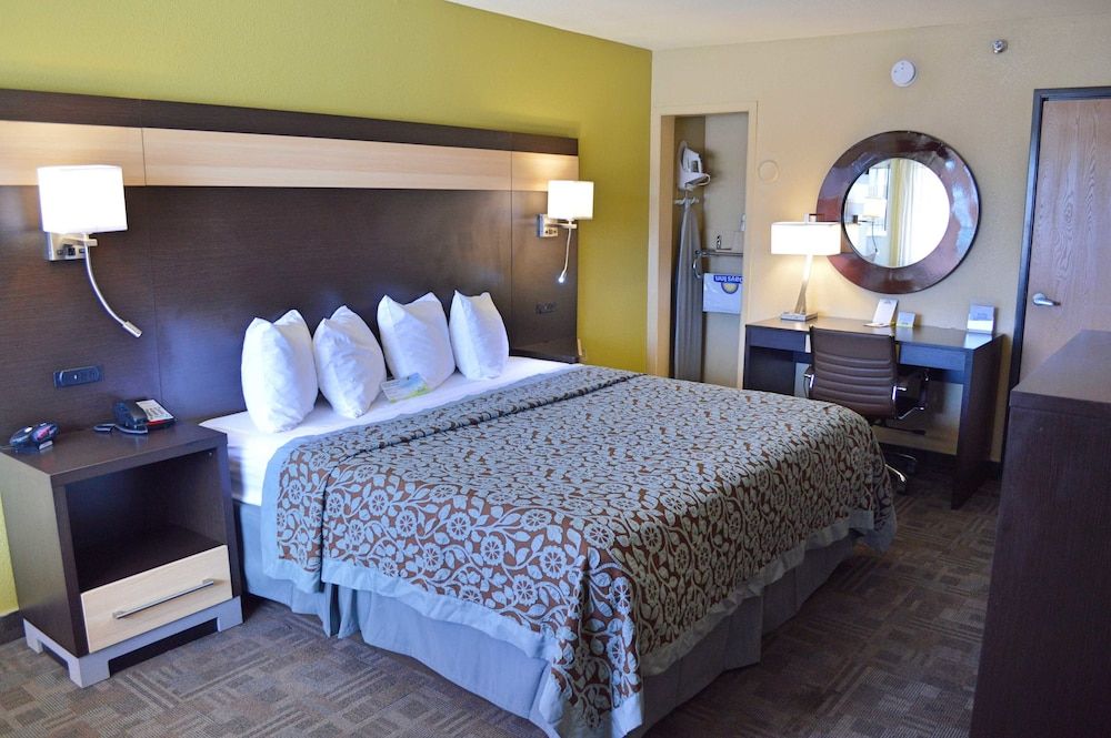 Room, 1 King Bed, Accessible, Non Smoking (Mobility)