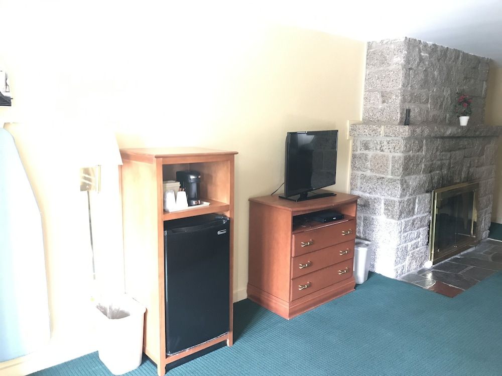 Swiss Chalets Village Inn Suite, 1 King Bed with Sofa bed, Fireplace (with hot-tub) 8