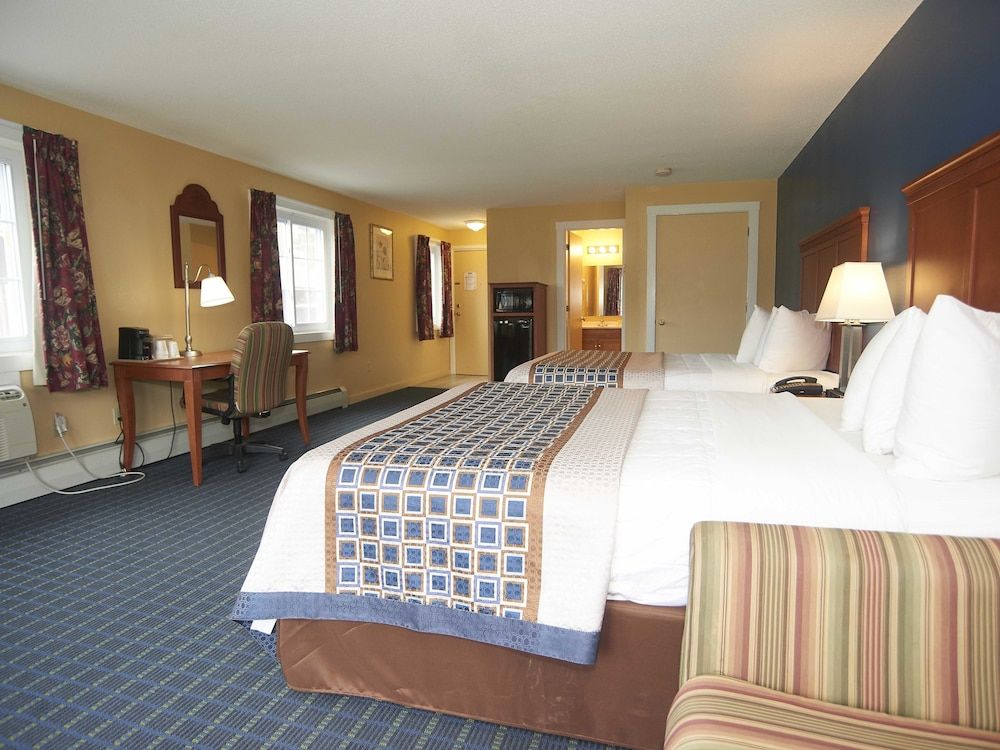 Swiss Chalets Village Inn Deluxe 2 queen with the sofa Bed with the Mountain view 7