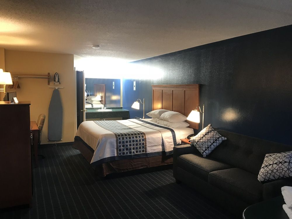 Swiss Chalets Village Inn Suite, 1 King Bed with Sofa bed, Fireplace (with hot-tub) 3