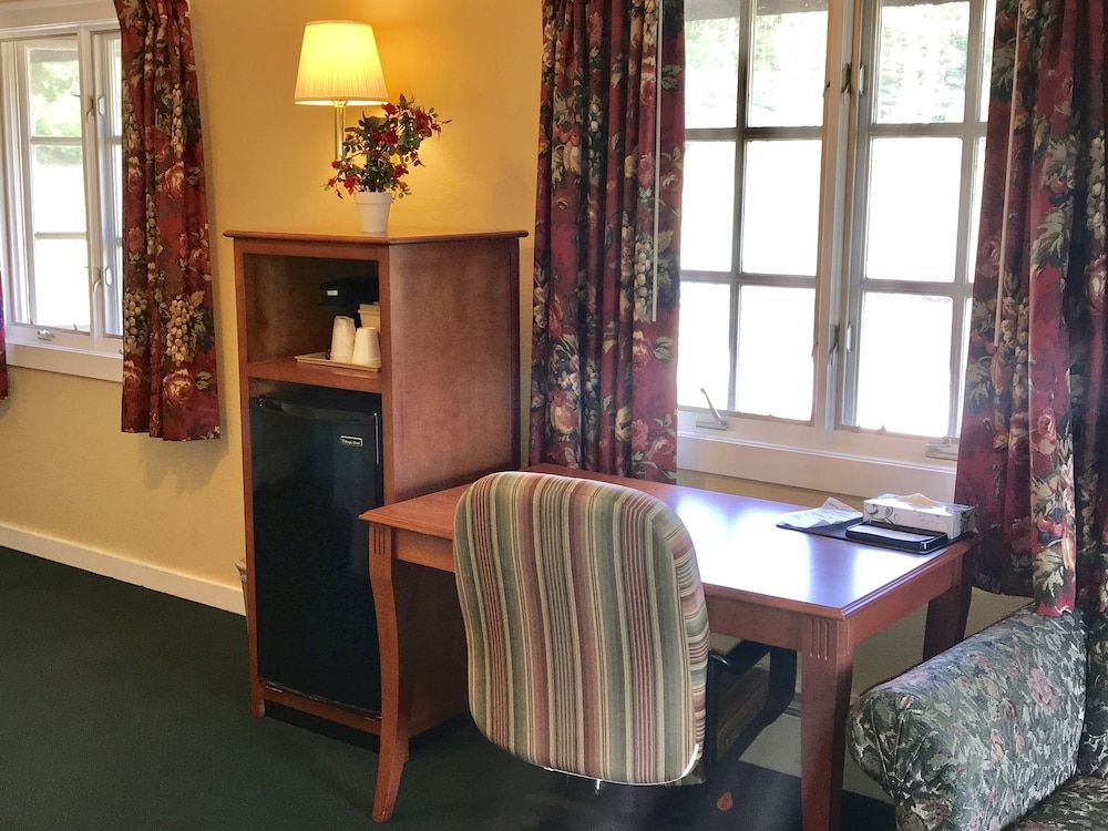 Swiss Chalets Village Inn Deluxe 2 queen with the sofa Bed with the Mountain view 10