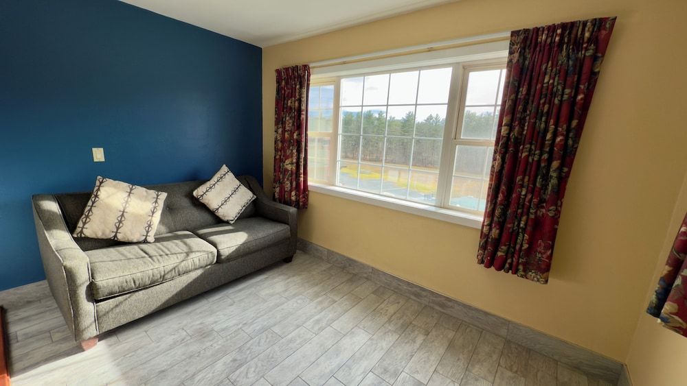 Swiss Chalets Village Inn Two Queen With Sofa Bed & Fire Place with Mountain View 2