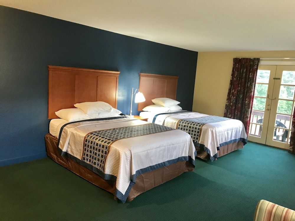 Swiss Chalets Village Inn Deluxe 2 queen with the sofa Bed with the Mountain view 8