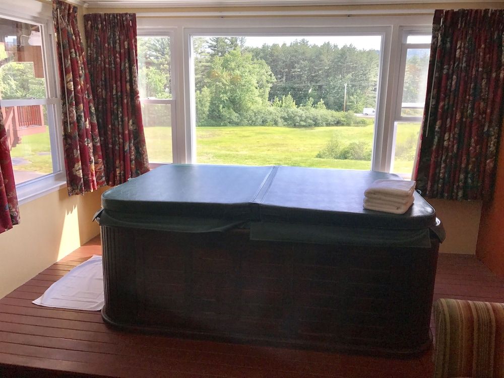 Swiss Chalets Village Inn Suite, 1 King Bed with Sofa bed, Fireplace (with hot-tub) 9