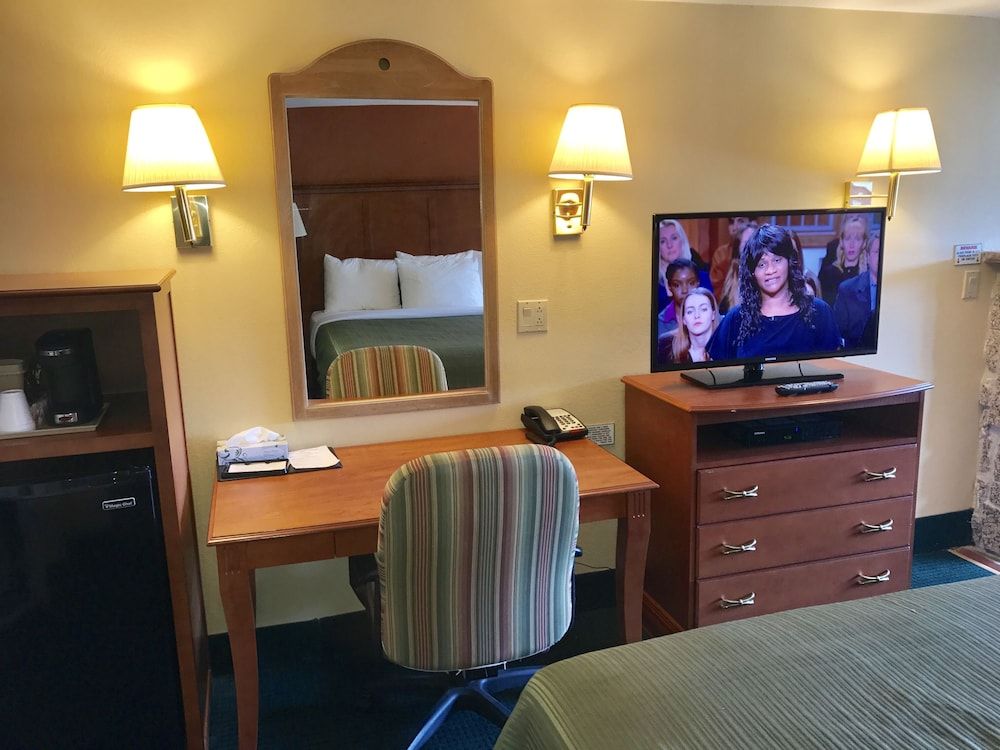 Swiss Chalets Village Inn Suite, 1 King Bed with Sofa bed, Fireplace (with hot-tub) 7