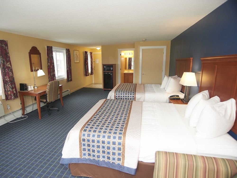 Swiss Chalets Village Inn Deluxe 2 queen with the sofa Bed with the Mountain view 6