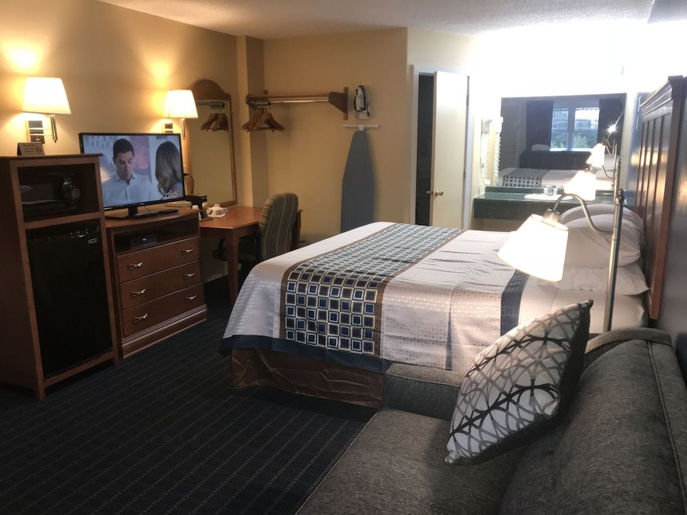 Swiss Chalets Village Inn Suite, 1 King Bed with Sofa bed, Fireplace (with hot-tub) 4