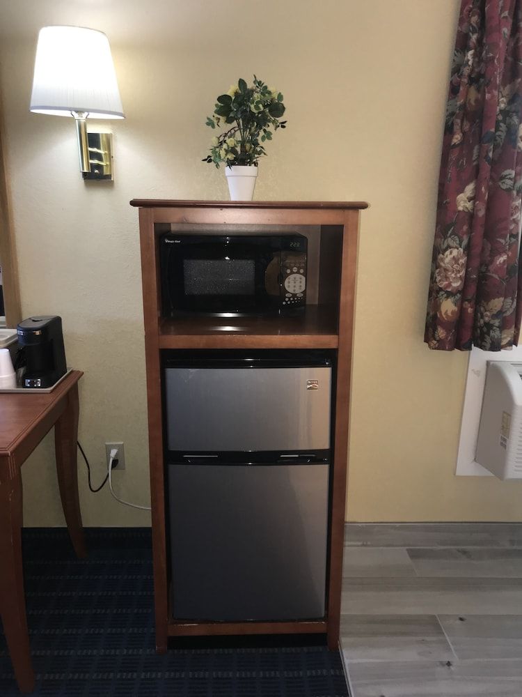 Swiss Chalets Village Inn Suite, 1 King Bed with Sofa bed, Fireplace (with hot-tub) 10