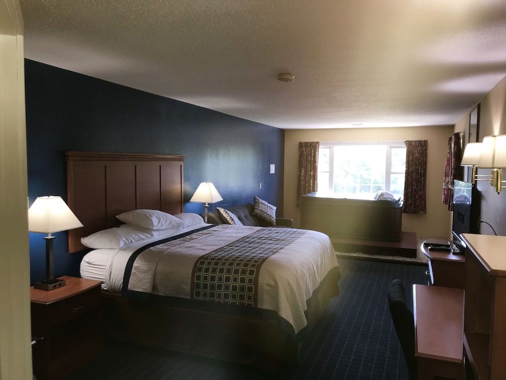 Swiss Chalets Village Inn Suite, 1 King Bed with Sofa bed, Fireplace (with hot-tub)