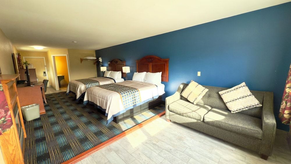 Swiss Chalets Village Inn Two Queen With Sofa Bed & Fire Place with Mountain View 5