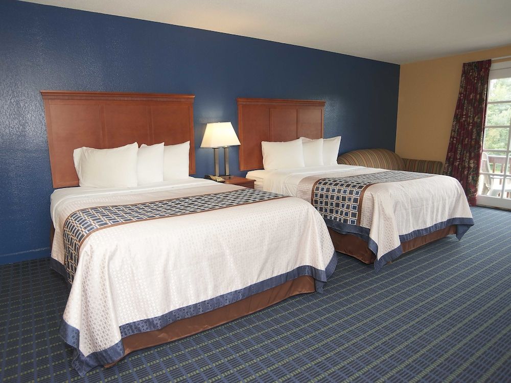 Swiss Chalets Village Inn Deluxe 2 queen with the sofa Bed with the Mountain view 5