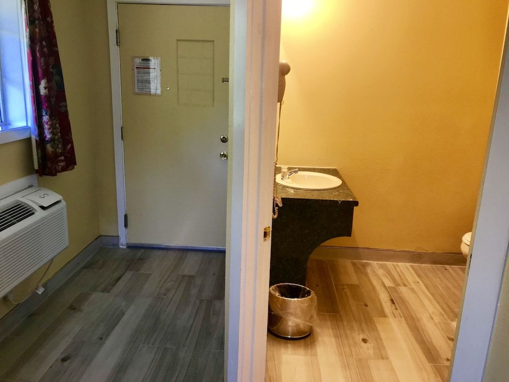 Swiss Chalets Village Inn Suite, 1 King Bed with Sofa bed, Fireplace (with hot-tub) 6