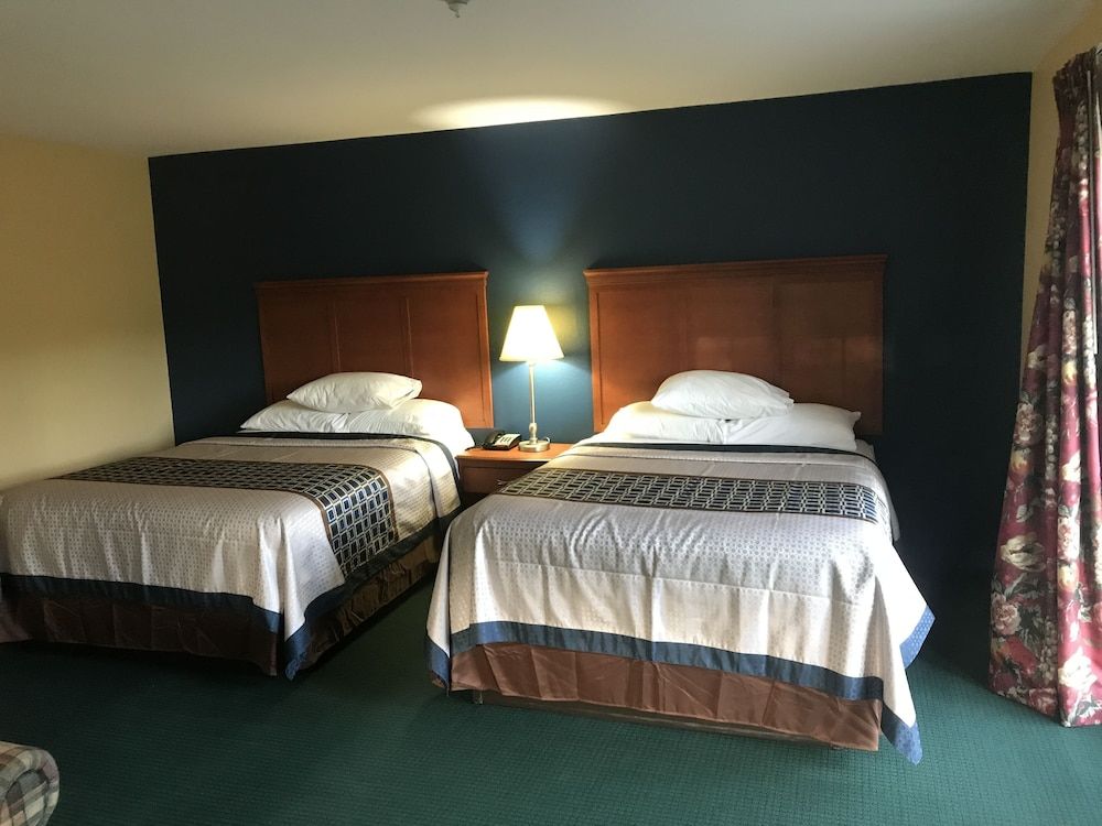 Swiss Chalets Village Inn Deluxe 2 queen with the sofa Bed with the Mountain view 9