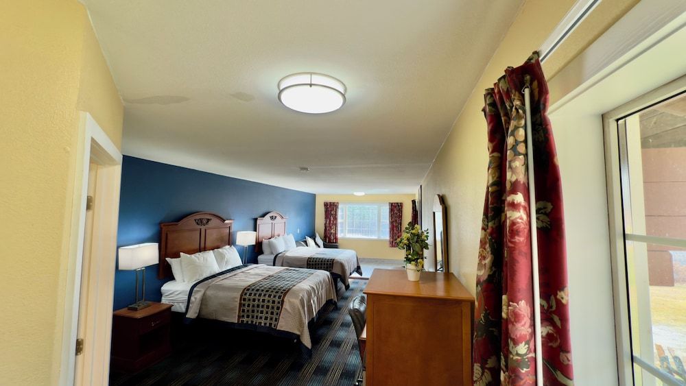 Swiss Chalets Village Inn Two Queen With Sofa Bed & Fire Place with Mountain View 3