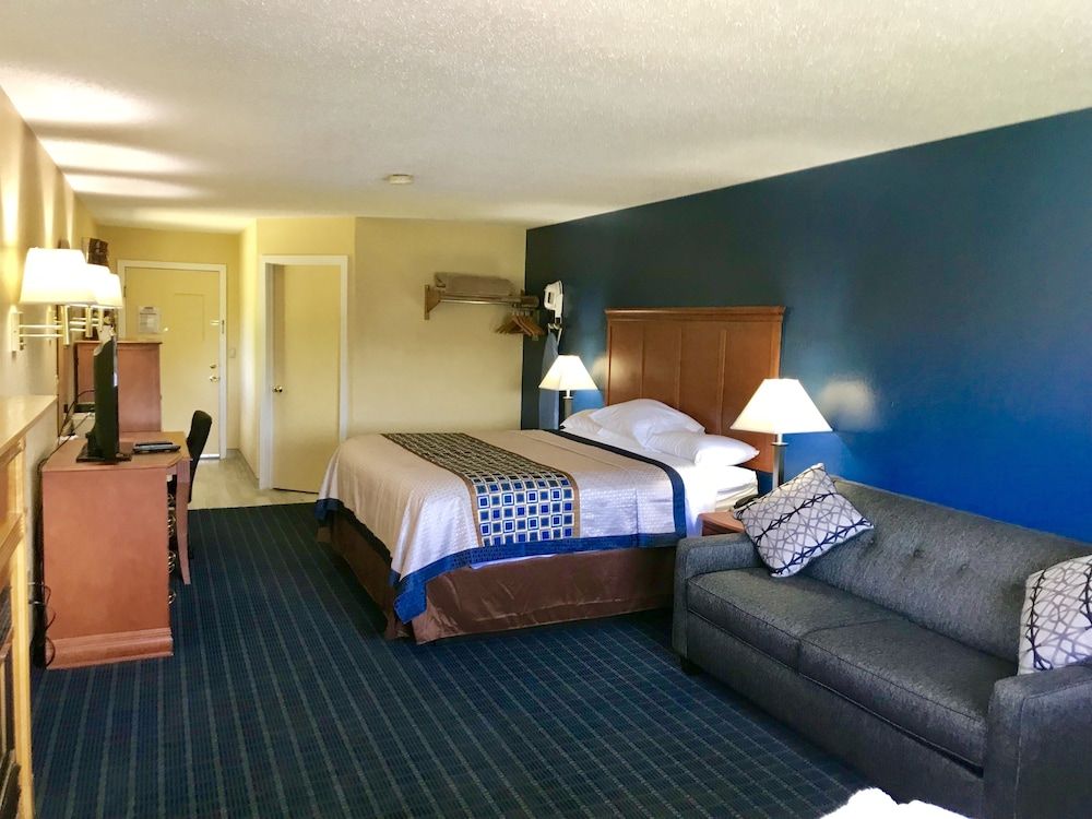 Swiss Chalets Village Inn Suite, 1 King Bed with Sofa bed, Fireplace (with hot-tub) 2