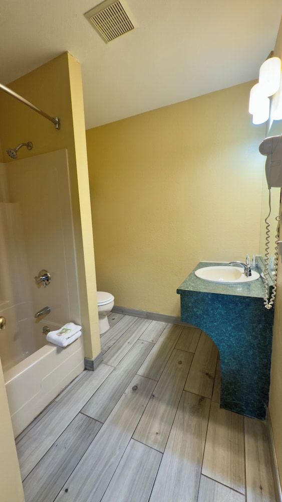 Swiss Chalets Village Inn Two Queen With Sofa Bed & Fire Place with Mountain View 6