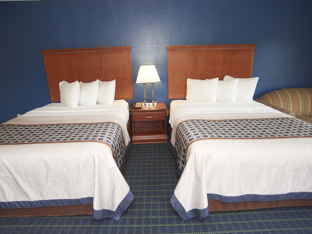 Swiss Chalets Village Inn Deluxe 2 queen with the sofa Bed with the Mountain view 3