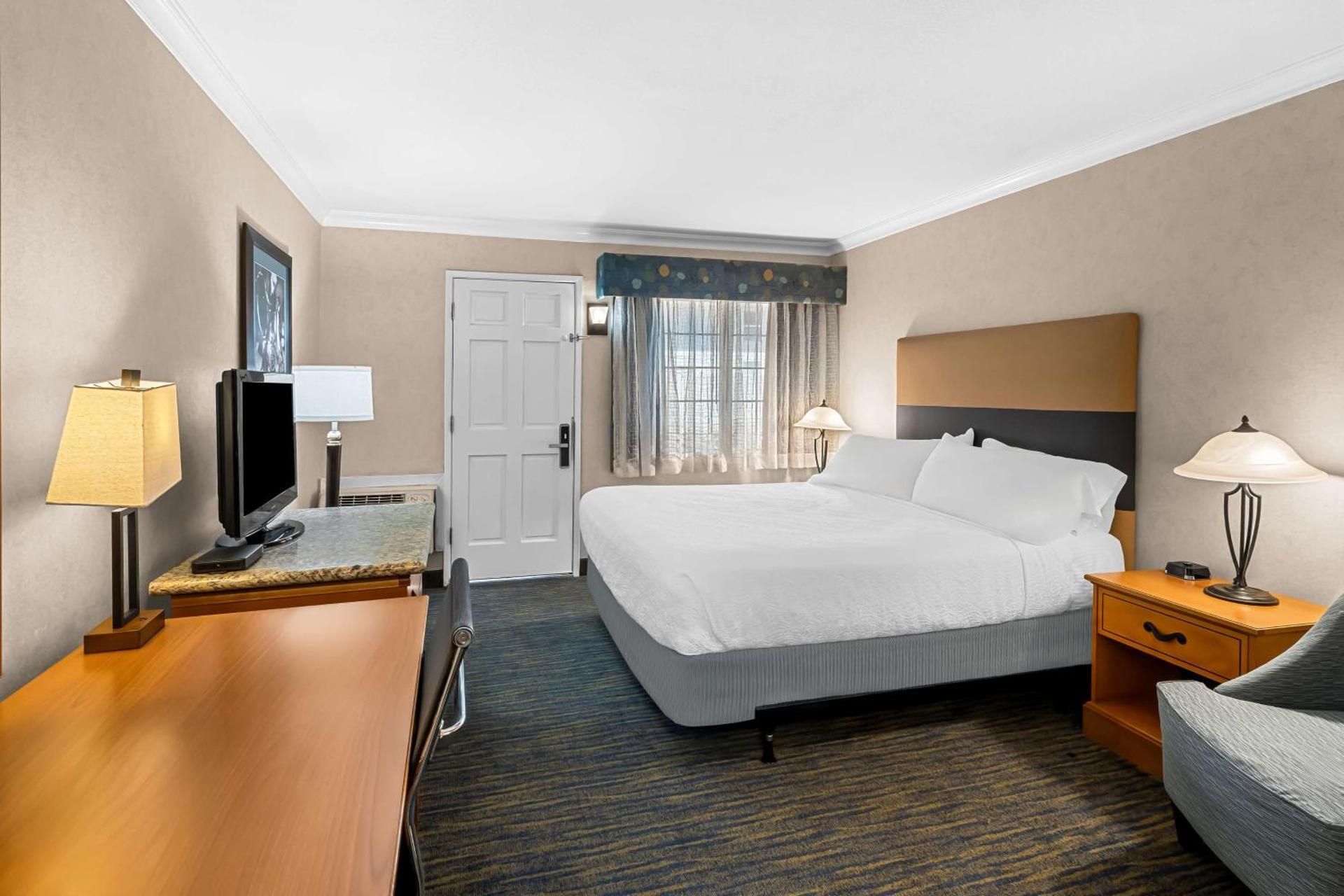 1 King Bed, Nonsmoking