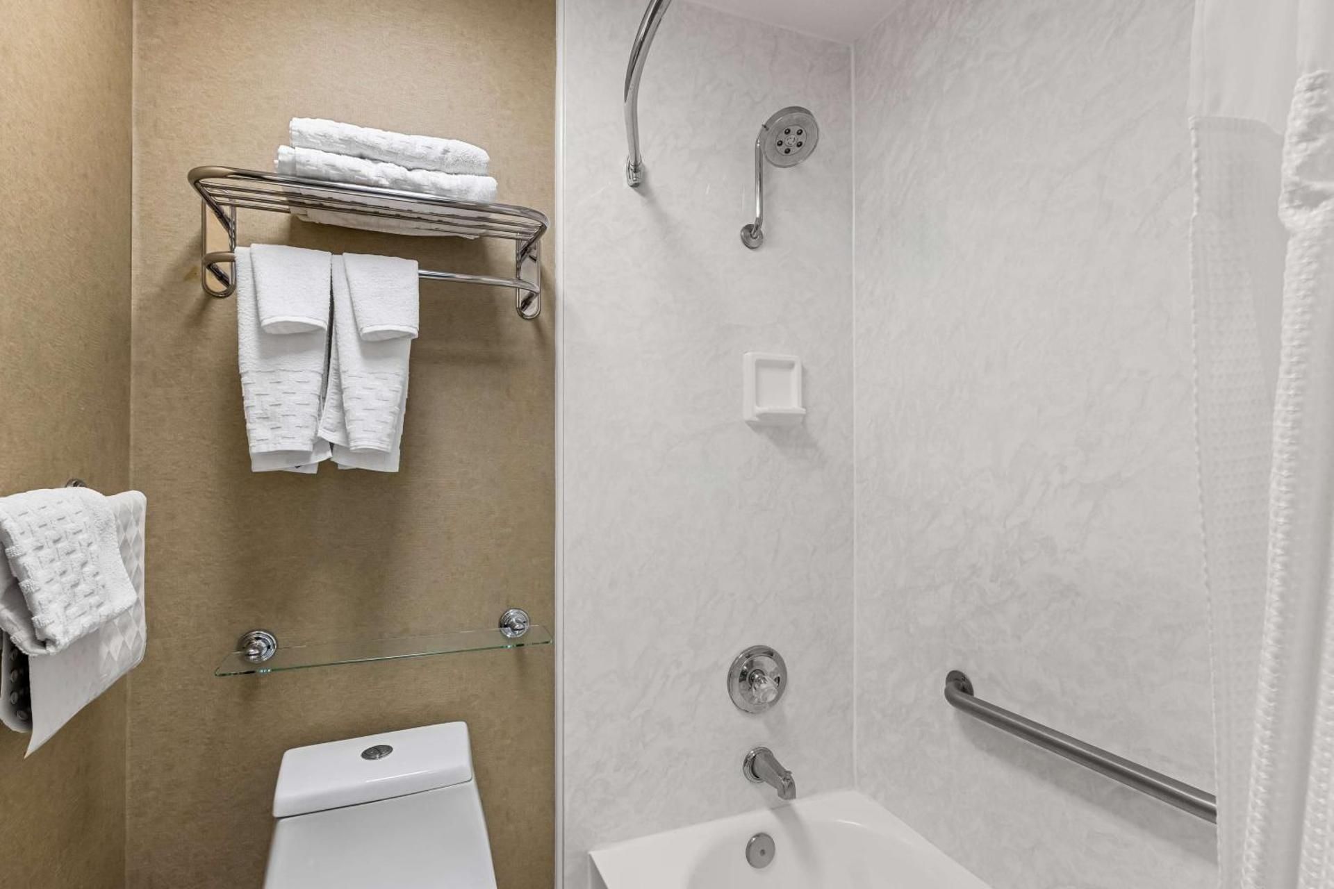 Best Western University Lodge 1 Queen Bed, Nonsmoking 3