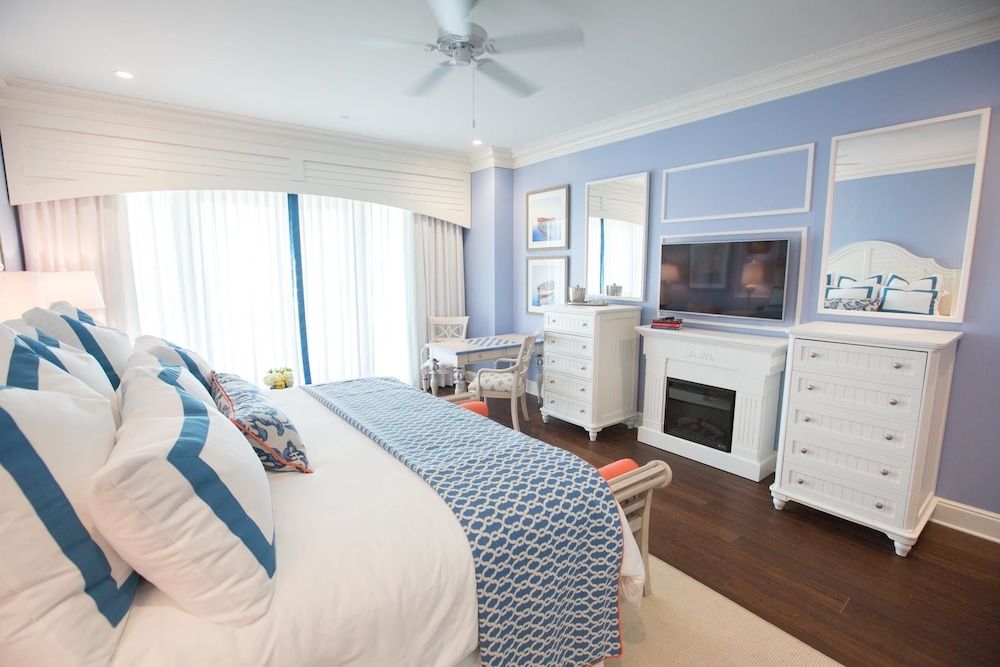 Deluxe Room, 1 King Bed, Accessible, Balcony (Harbor)