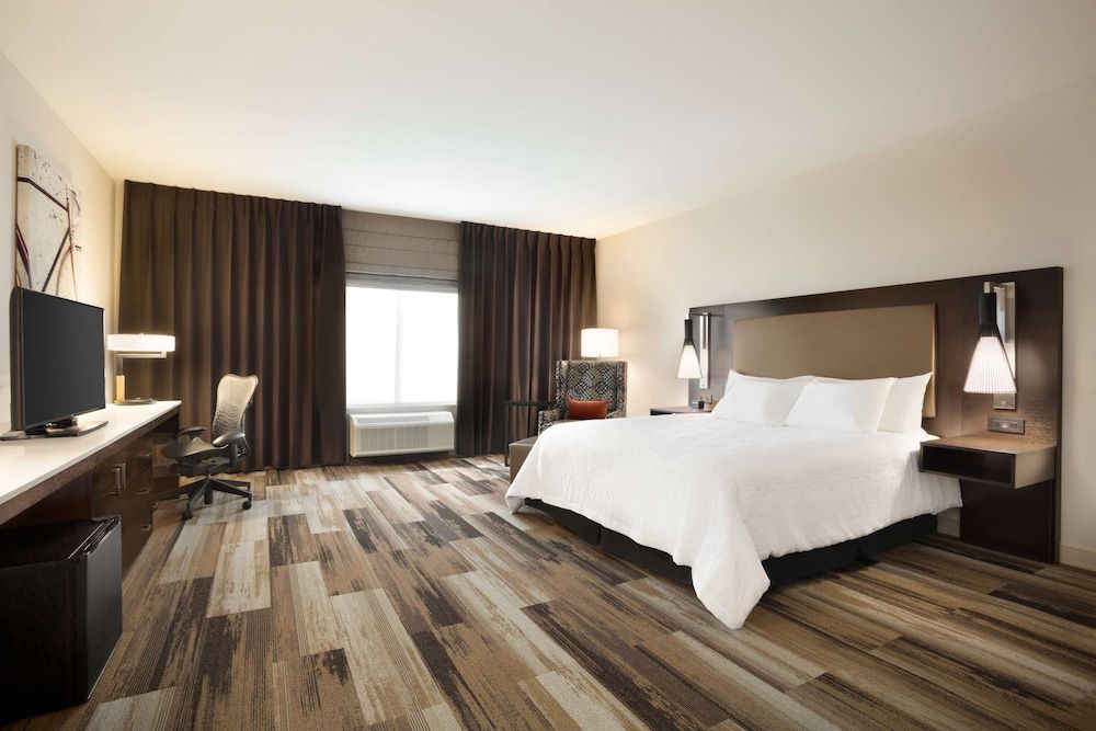 Room, 1 King Bed, Accessible (Mobility & Hearing, Roll-in Shower)