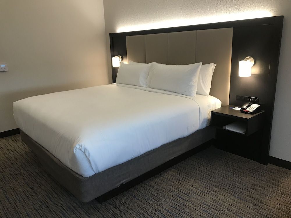 Suite, 1 King Bed, Accessible Bathtub (Communications, Accessible Tub)