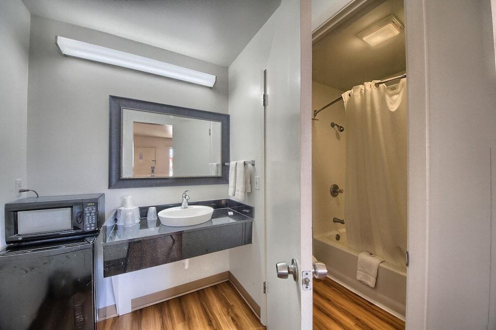 Motel 6 Kerrville, TX Standard Room, 2 Double Beds, Smoking 7