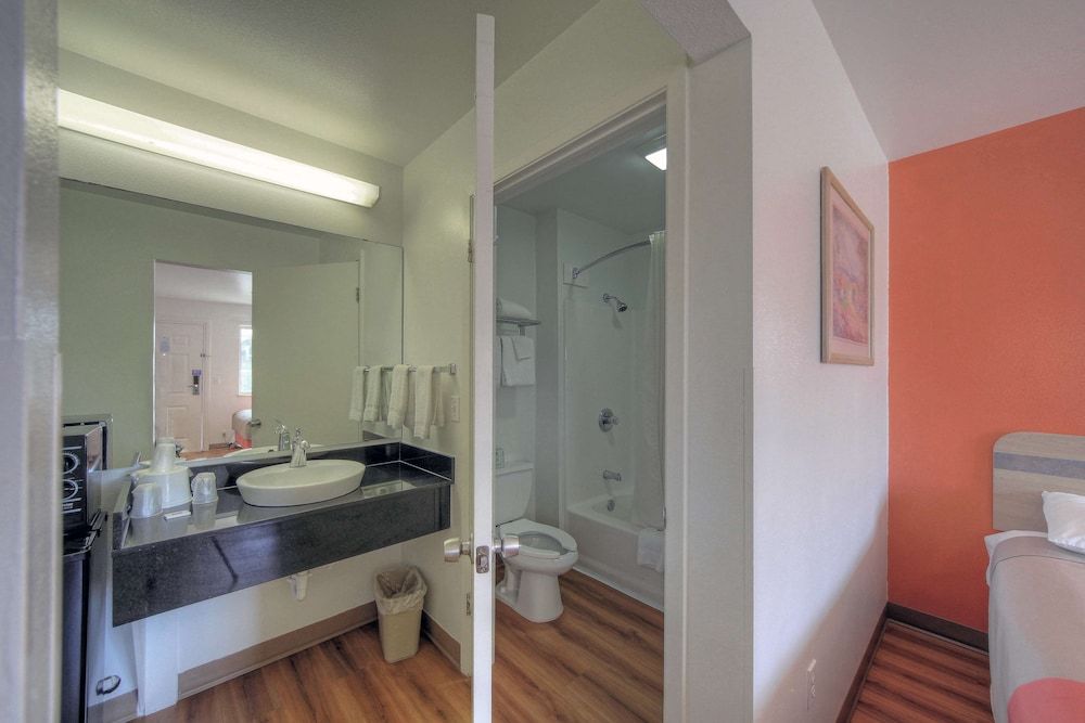 Motel 6 Kerrville, TX Standard Room, 2 Double Beds, Smoking 5