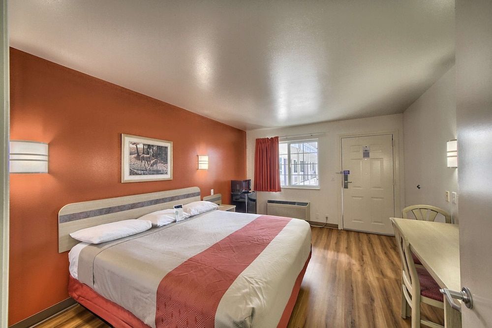 Motel 6 Kerrville, TX Standard Room, 1 King Bed, Accessible, Non Smoking 3