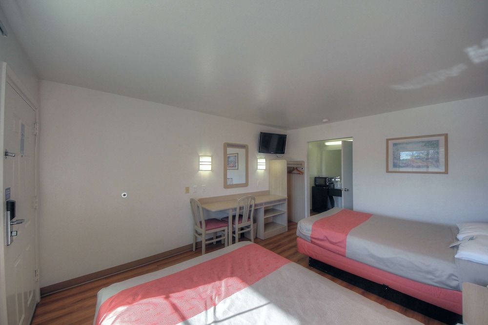 Motel 6 Kerrville, TX Standard Room, 2 Double Beds, Smoking 4