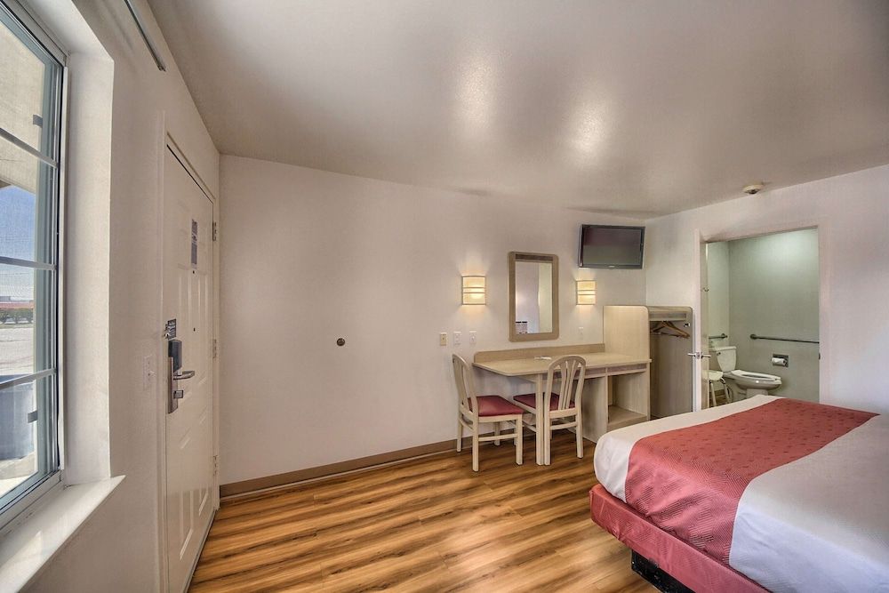 Motel 6 Kerrville, TX Standard Room, 1 King Bed, Accessible, Non Smoking 2