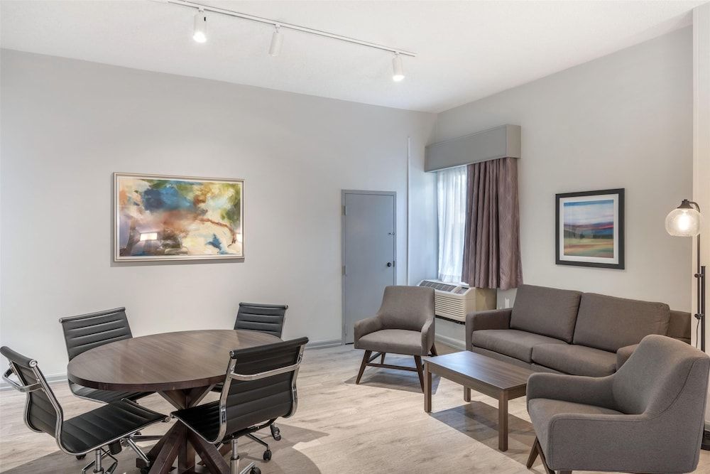 Best Western Hickory Standard Room, 1 King Bed, Non Smoking, Refrigerator & Microwave (Larger Room;with Sofabed) 4