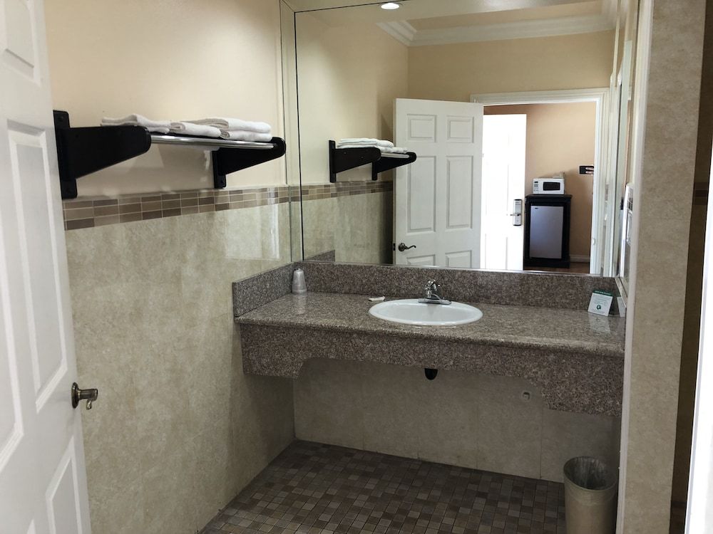 Regency Motel of Brea Comfort Room, 1 King Bed, Accessible, Refrigerator & Microwave (No Hot Tub) 2