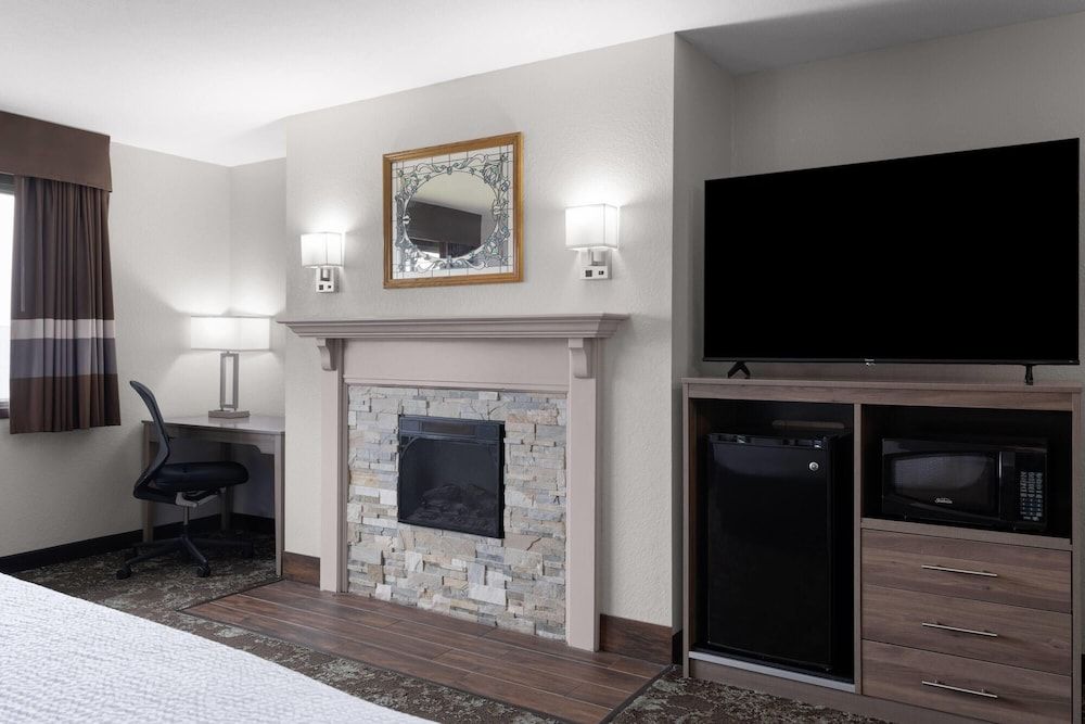 Ramada by Wyndham Cedar Rapids South Superior Room, 1 King Bed, Non Smoking 5