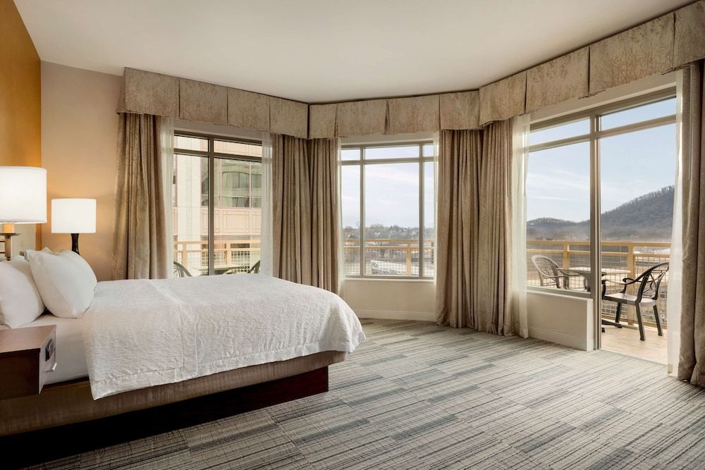 Studio, 1 King Bed, City View, Corner
