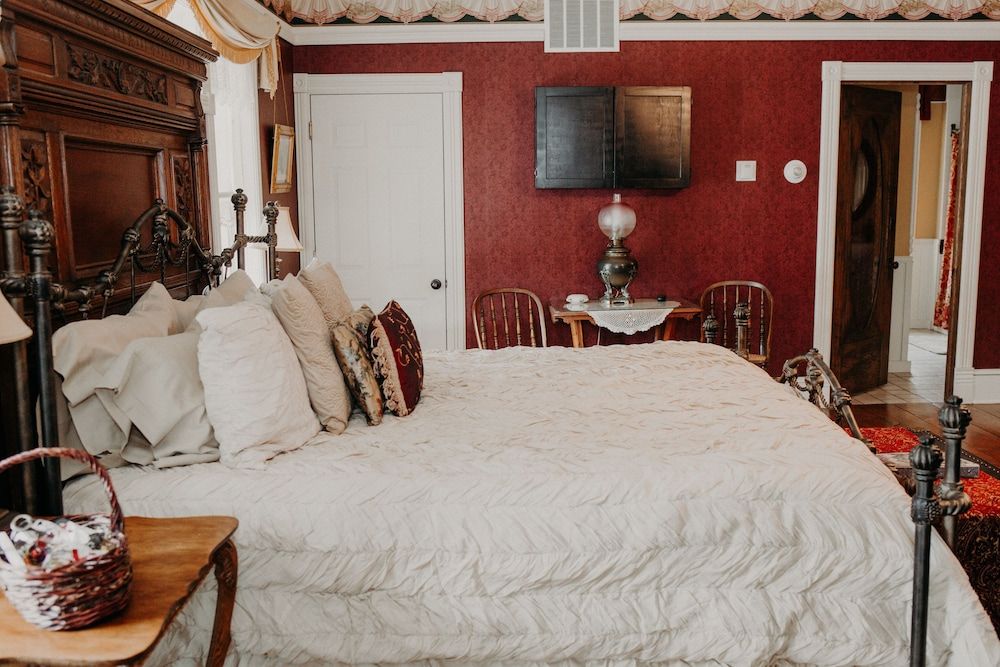 Aurora Staples Inn Signature Suite, 1 King Bed (Carriage House) 2