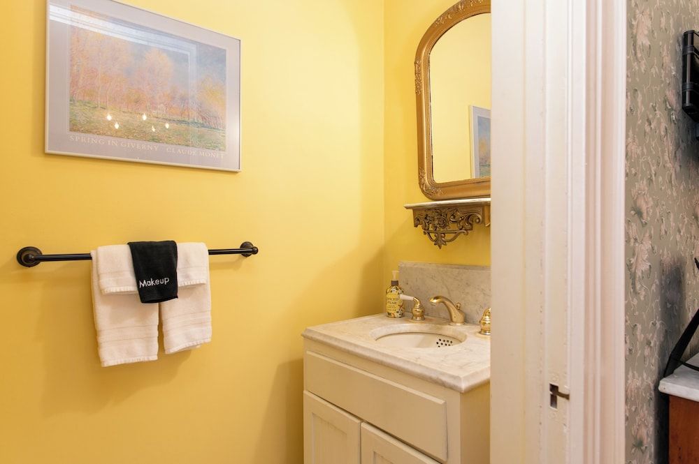 Aurora Staples Inn Suite, 1 King Bed (Giverny) 5