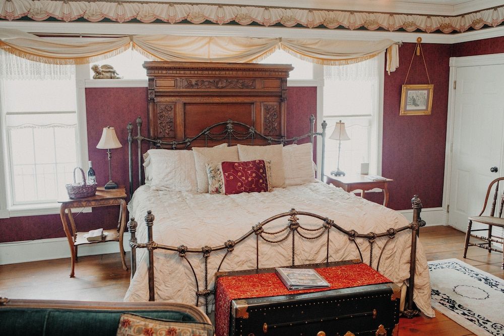 Aurora Staples Inn Signature Suite, 1 King Bed (Carriage House) 3