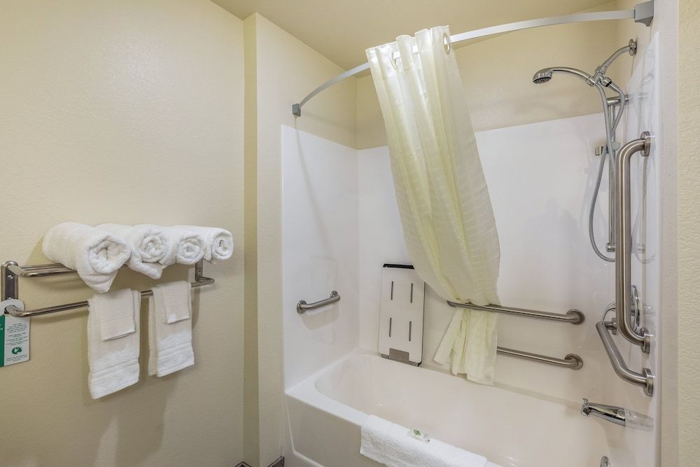 Cobblestone Hotel & Suites – Stevens Point Room, 1 King Bed, Accessible Tub, Non Smoking 3