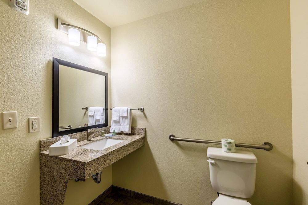 Cobblestone Hotel & Suites – Stevens Point Room, 1 King Bed, Accessible Tub, Non Smoking 4