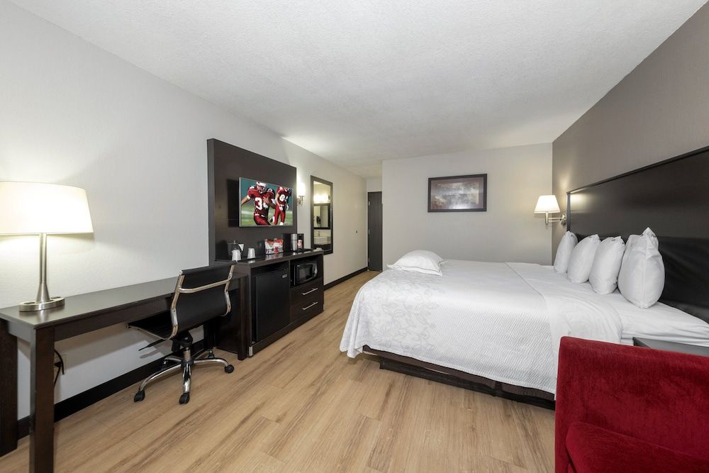Premium Room, 1 King Bed (Upgraded Bedding & Snack, First Floor)